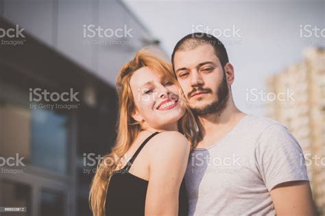 아름 다운 여름날에 포옹 하는 아름 다운 젊은 부부 20 29세에 대한 스톡 사진 및 기타 이미지 20 29세 검정 머리 공원 Istock