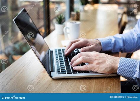 Manos Tecleando En Laptop Computadora Teclado Persona Escribiendo