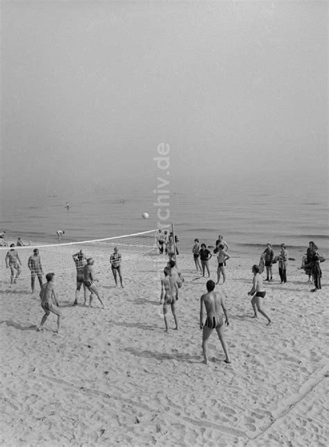 Ddr Bildarchiv Ckeritz Urlauber Spielen Am Strand In Ckeritz An Der Ostsee Volleyball In