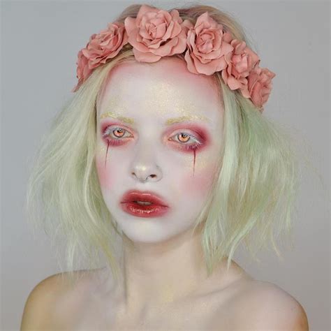 Pastel Goth Blush Pink Dark Beauty Creative Make Up Look With Adorable Rose Hairband Púderes