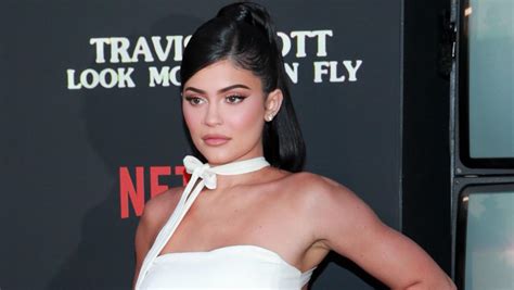 Kylie Jenner Hospitalized Over Swollen Throat Extreme Flu Like Symptoms