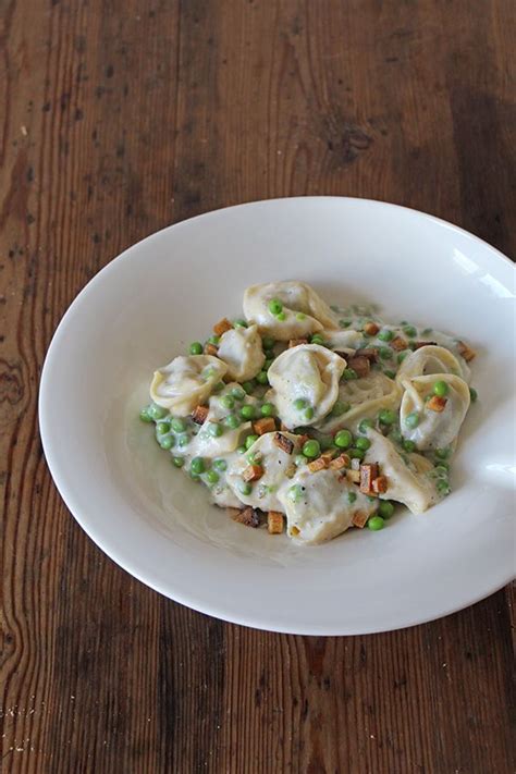 Dieses rezept blumenkohl überbacken, ist in der zubereitung einfach und ergibt eine preiswerte, wohl schmeckende gemüsebeilage aus frischem blumenkohl, für die ganze familie. Vegane Tortellini alla panna | Rezept | Tortellini rezept ...