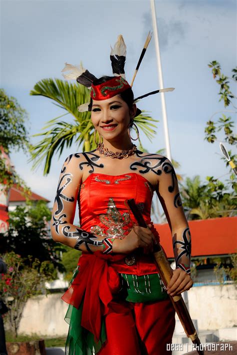 Dayak Traditional Dance From Central Borneo Traditional Outfits Indonesian Girls