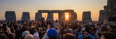 thousands celebrate summer solstice at stonehenge travel industry today