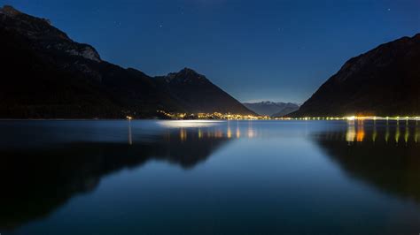 Download Wallpaper 3840x2160 Lake Mountains City Lights Night