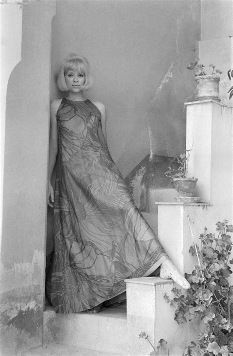 Quand Mireille Darc D Voilait Les Secrets D Une Robe Noire Devenue