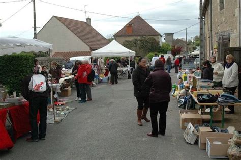 une belle affluence au 14e vide greniers bègues 03800