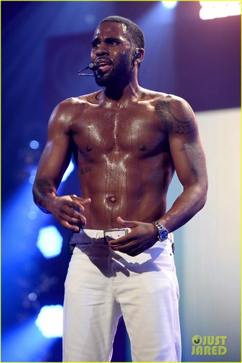 Jason Derulo S Shirtless Sweaty Abs Made A Splash At Y S Jingle