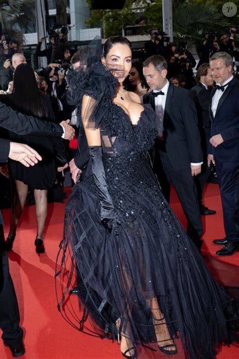 Nabilla à Cannes Avec Son Mari Thomas Sa Poitrine Opulente Mise En Valeur Dans Une Robe