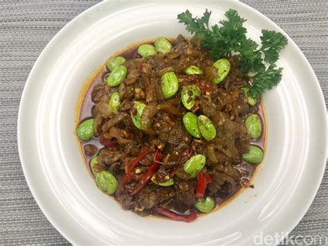 Resep nasi tumis daging, sajian lezat yang praktis dibuat untuk menu makan malam. Resep Buka Puasa : Oseng Daging Pete