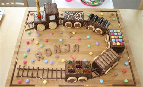 Dieses jahr wird der kindergeburtstag auf dem bauernhof gefeiert? Geburtstagszug aus Kuchen