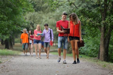 Grupo De Amigos En El Parque Que Caminan Y Que Disfrutan Del Tiempo