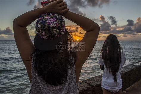 在海边看日出的年轻女子高清图片下载 正版图片501851840 摄图网