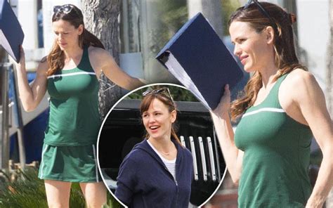 The Girls Are Out To Play Jennifer Garner Looks Chesty On Set In Sexy Sports Bra
