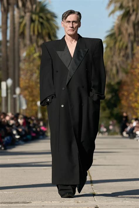 La Collection Balenciaga Pre Fall D Voile Un M Lange Blouissant