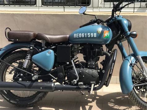 In royal enfield 350 classic, you get a lot of new colors option such as redditch red, pure black, gunmetal grey, stormrider sand, mercury silver, classic black, airborne blue, chrome, stealth black, chestnut, ash. Used Royal Enfield Classic 350 Bike in Ahmedabad 2019 ...
