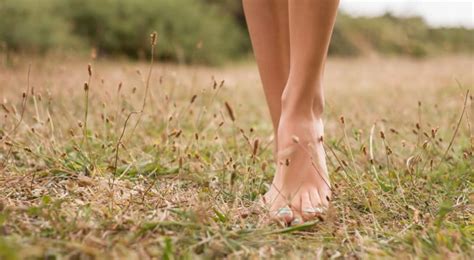 8 raisons de marcher pieds nus 5 minutes par jour Bio à la une