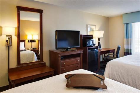 Hampton Inn And Suites By Hilton Toronto Airport Mississauga On Yyz