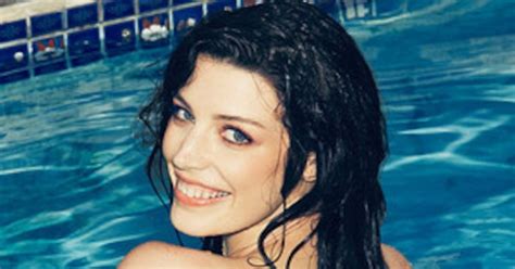 Mad Mens Jessica Paré Gets Naked Flaunts Cleavage In Sexy Lingerie