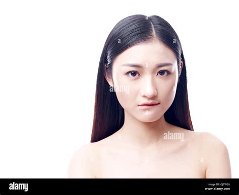 Portrait D Une Jeune Et Belle Fille Asiatique Isolé Sur Fond Blanc Photo Stock Alamy