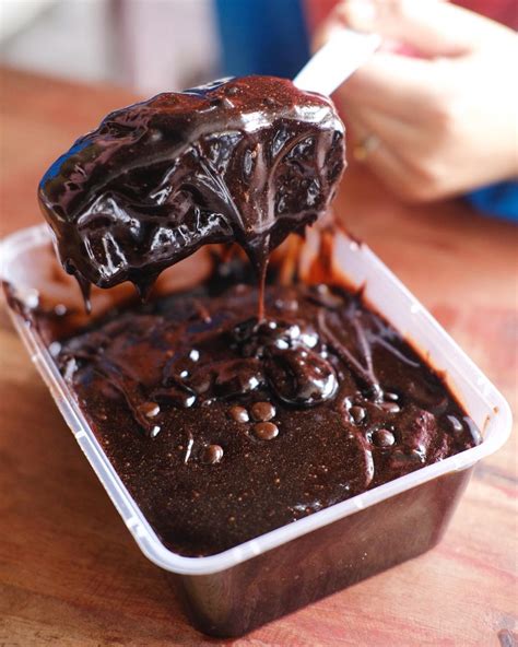 Perpaduan antara kue brownies dengan lelehan lembutnya buah alpukat memang menciptakan sensasi yang berbeda. Cara Membuat Kue Brownies Kukus Tanpa Mixer - Berbagai Kue