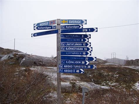 Auch heute spielen die nähe zu russland (nur etwas mehr als zehn kilometer sind es bis zur grenze) und finnland eine große rolle in kirkenes. Hier an der Grenze beginnen der schwedische Rallarvägen ...