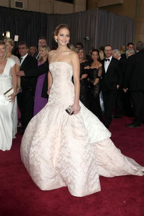 Ranked Memorable Oscar Dresses Of Years Past Page 10 Of 43 Fame10