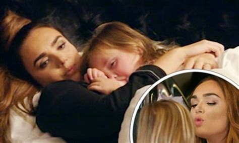 Tamara Ecclestone Divides Viewers As She Breastfeeds On Tv Daily Mail Online