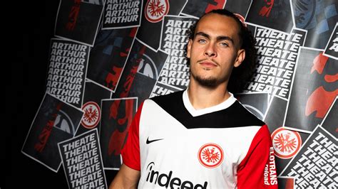 Eintracht Frankfurt verstärkt sich mit Innenverteidiger Arthur Theate