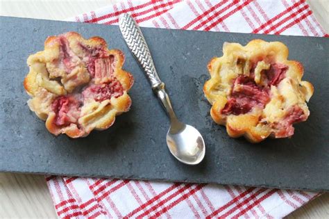 This is baked and enjoyed with cream. Clafoutis Fraises - Rhubarbe (recette Tupperware) - Les ...