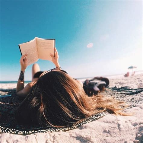10 Photos That Prove Reading At The Beach Equals Perfection Bookglow