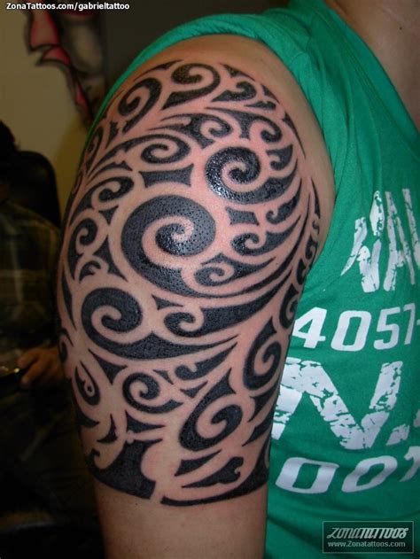 Los tatuajes maories están unidos al significado de la palabra tatú. Tatuaje de Maoríes, Hombro