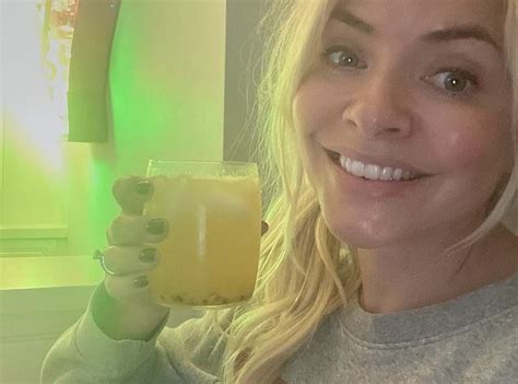 The Radiant Holly Willoughby Goes Makeup Free In A Natural Selfie The Hiu