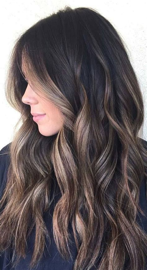 The blend of golden blonde tones with ribbons of chocolate brown accentuate the highs and lows of the hair. 35 Gorgeous Highlights For Brightening Up Dark Brown Hair