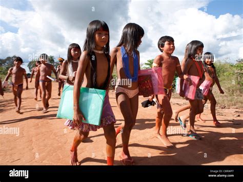 École pour les Indiens Xingu dans l Amazone Brésil Banque D Images