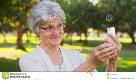grandma ισχίων που παίρνει selfies στο πάρκο Στοκ Εικόνες εικόνα από lifestyle 47558654