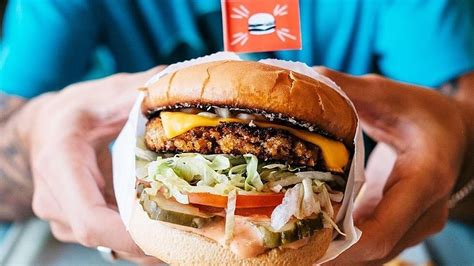 I reached out to the most popular american fast food chains to learn about their vegan offerings, the process by which they make their foods, and gave them all a rating (out of 10) below. Popular LA Fast-Food Chain Burgerlords Goes 100% Vegan ...
