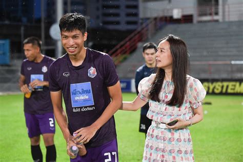 2509 มีชื่อเล่นว่า แป้ง เป็นบุตรีของ โพธิพงษ์ ล่ำซำ กรรมการสภาที่ปรึกษาพรรค. มาดามแป้ง เป็นปลื้ม สามสิงห์ท่าเรือ ติดธงช้างศึก ยุค นิชิโนะ