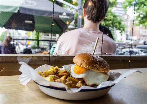 Dieses ist eine der besten bekanntschaftsanzeigen, die je gedruckt wurde. Nahaufnahme Eines Hamburgers Mit Ei In Der NÃ¤he Von ...