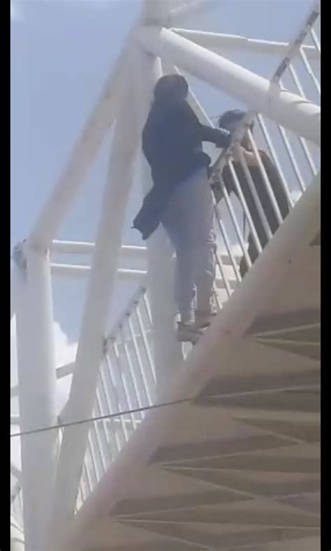 فیلم خودکشی ناموفق دختر جوان از بالای پنل عابر پیاده سرنصیرشهر رباط
