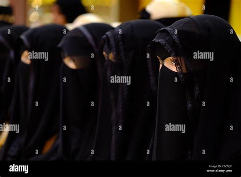 Femme Musulmane En Burqa Banque De Photographies Et Dimages à Haute Résolution Alamy