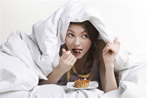 is it better to go to bed on an empty stomach full stomach or in between living healthy