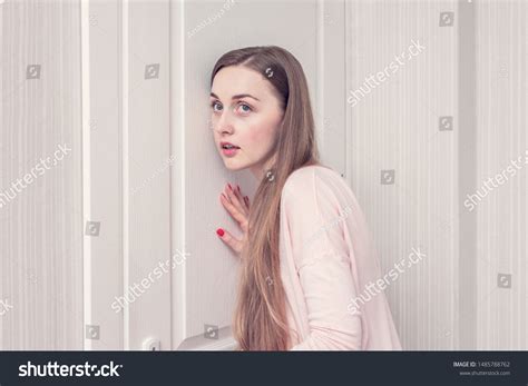 519 imagens de girl listening door imagens fotos stock e vetores shutterstock