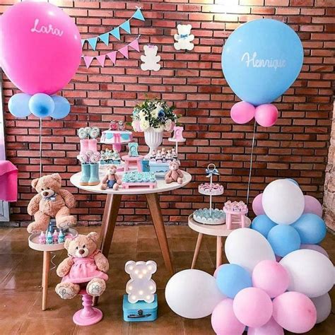 Decoración con globos y osos de peluche en colores rosa blanco y azul