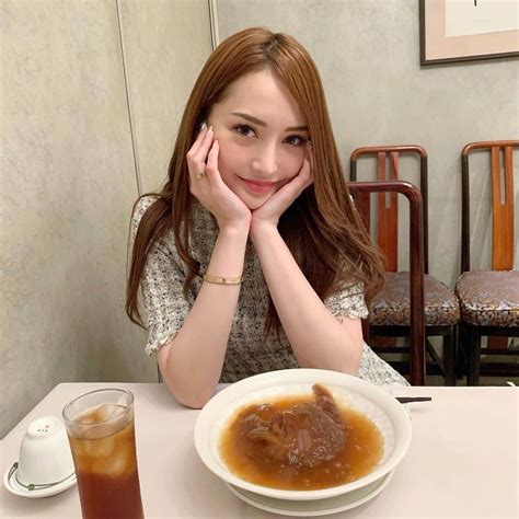 伊東亜梨沙さんのインスタグラム写真 伊東亜梨沙instagram「にやり😏（謎に不敵な笑み） おっきなフカヒレを目の前にしてニヤつきが止まらない🐖 欲張って全部1人で食べたらこの