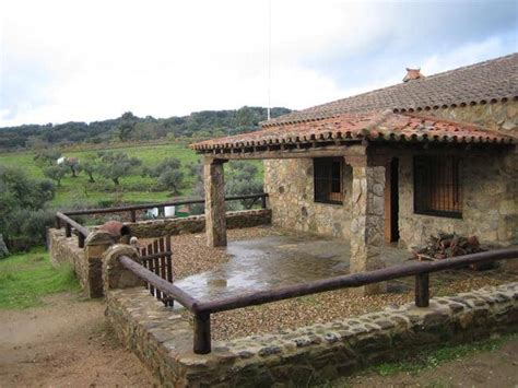 En el caso de las habitaciones dobles, cada una recibe el nombre de las piezas de un arado romano; Casa Rural La Vega en San Vicente de Alcántara