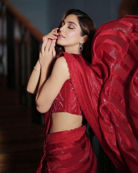 Maya Ali Radiate Hotness In A Crimson Saree