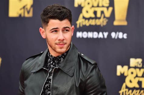 Jonas formed the boy band the jonas brothers with siblings kevin and joe and found great success while working with the disney channel. Nick Jonas Wiki, Biography, Age, Height, Songs, Net Worth - News Bugz