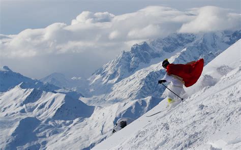 Foto S Meer Dan 2 600 Skiënde Kerstmannen Openen Skiseizoen Verbier Foto Hln Be