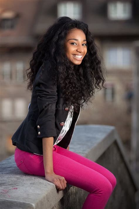 Fille Dadolescent Décole Dafro Américain Avec Des Livres Photo Stock Image Du Ethnique